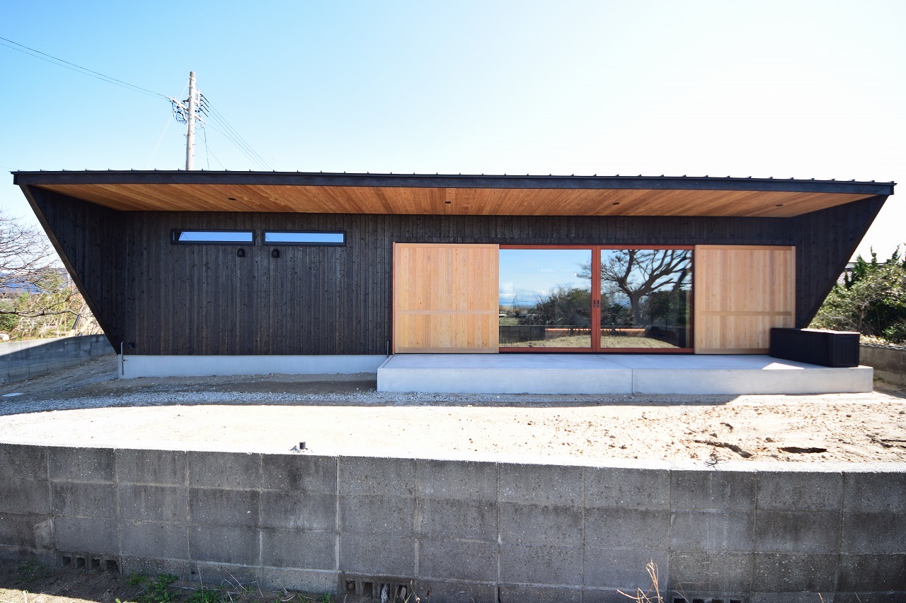 素焼きの焼杉材を外壁に使い、 土間リビングには伊勢湾が一望出来る大開放木製サッシの家 写真